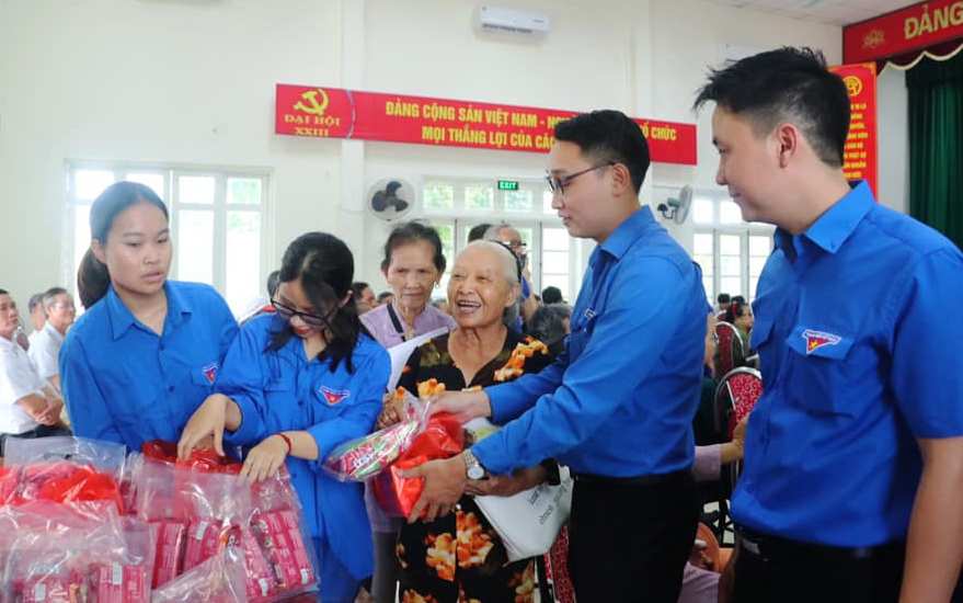 Đoàn viên, thanh niên huyện Gia Lâm tặng quà các bác cựu thanh niên xung phong