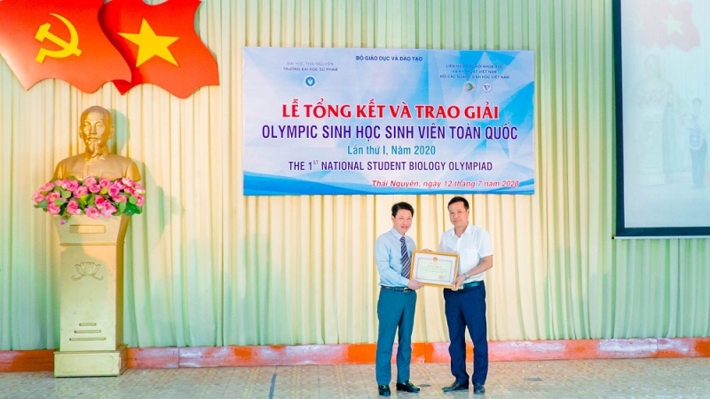 Ông Nguyễn Xuân An Việt, Phó Vụ trưởng Vụ Giáo dục chính trị và Công tác học sinh, sinh viên trao bằng khen cho đơn vị tổ chức thành công xuất sắc cuộc thi