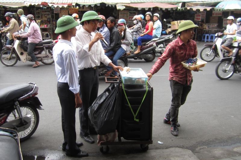 Hát dạo bằng loa kéo gây ồn ào và cản trở giao thông