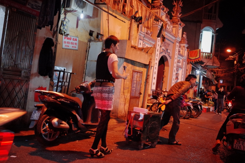 Nghề bán kẹo bằng hát dạo loa kéo ở khu phố cổ có thu nhập khá cao