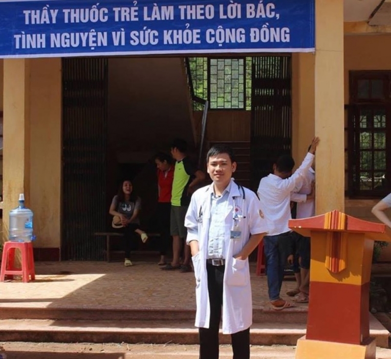 Bác sĩ Nguyễn Hoàng Hiệp luôn tích cực trong những chuyến đi khám bệnh tình nguyện ở vùng khó khăn