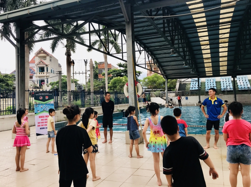Triển khai đội hình dạy bơi miễn phí cho trẻ em
