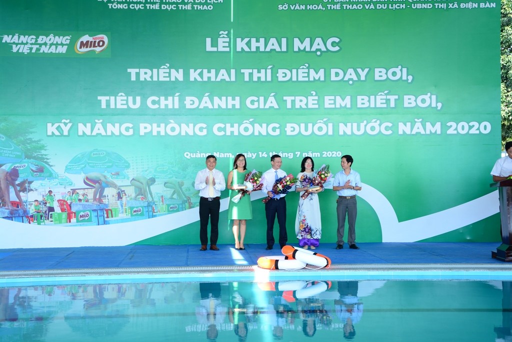 Các đại biểu dự lễ khai mạc