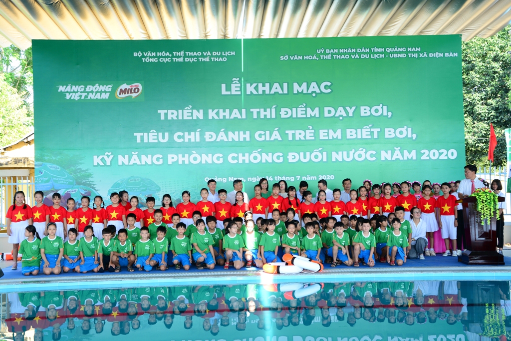 Các em học sinh tại lễ khai mạc