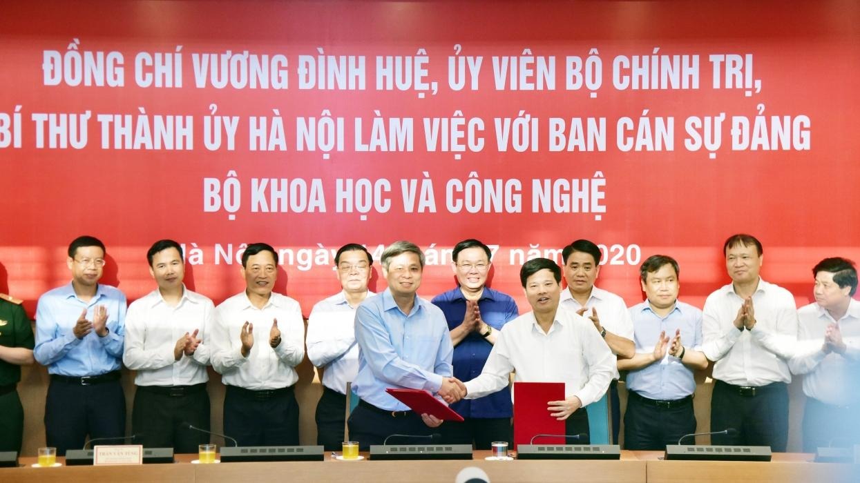 Đại diện Bộ KH&amp;CN và UBND thành phố ký Biên bản ghi nhớ hợp tác