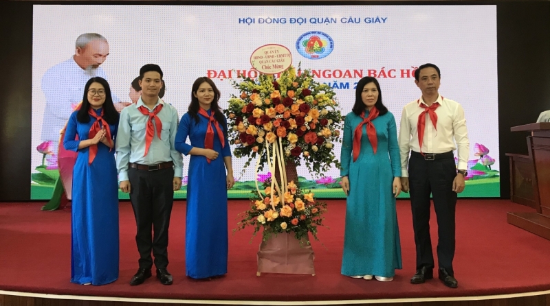 Lãnh đạo Quận ủy Giấy chúc mừng Đại hội