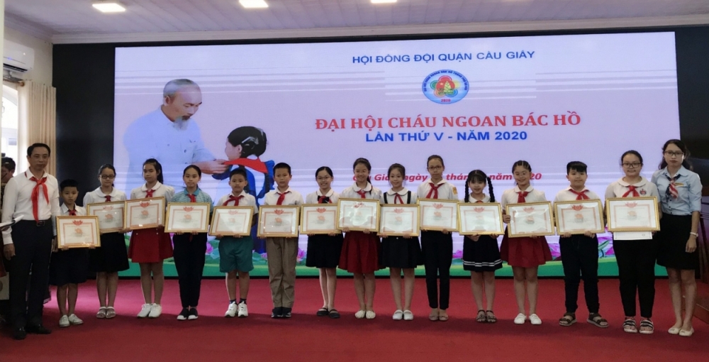 Các em đội viên, thiếu nhi tiêu biểu quận Cầu Giấy được khen thưởng tại Đại hội