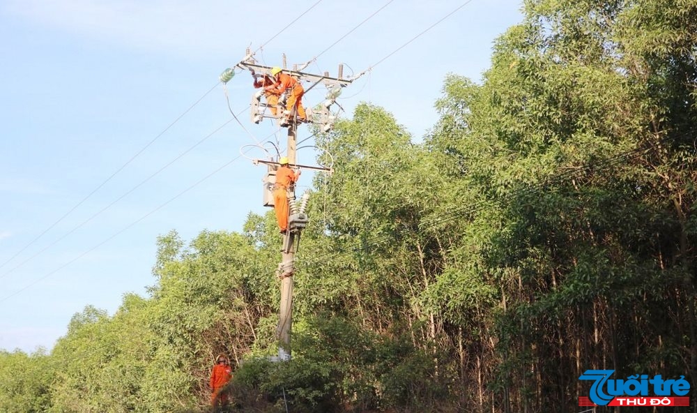 Kiểm tra hệ thống lưới điện mùa nắng nóng tại Huế