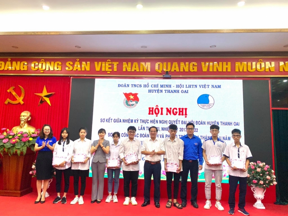 Tặng quà cho các em học sinh vượt khó học tốt