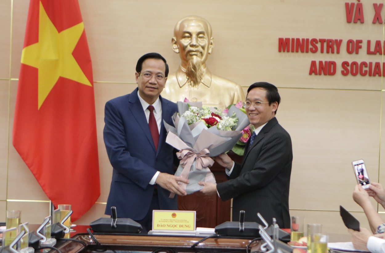 Ông Nguyễn Xuân Toàn (phải) nhận quyết định điều động, bổ nhiệm làm Phó Tổng Biên tập báo điện tử Dân trí