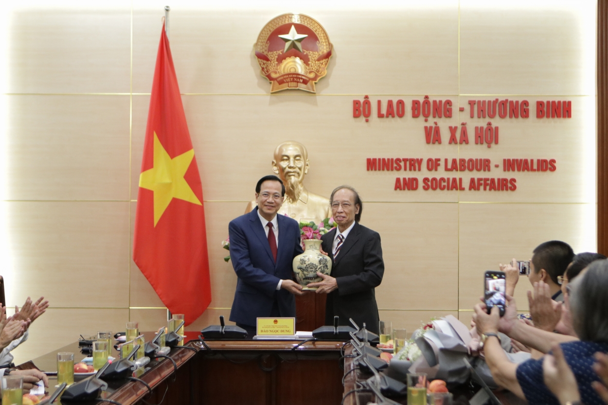 Bộ trưởng Đào Ngọc Dung tặng quà