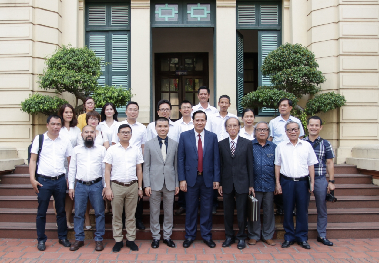 Lãnh đạo Bộ Lao động cùng tập thể cán bộ chủ chốt báo điện tử Dân trí chụp ảnh lưu niệm tại trụ sở Bộ.