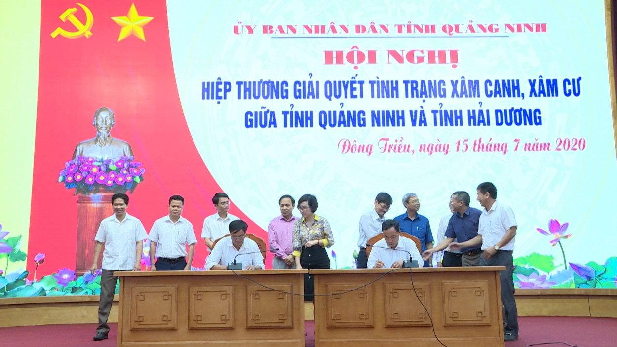 Đại diện hai tỉnh Quảng Ninh và Hải Dương ký kết biên bản hội nghị hiệp thương thống nhất tuyến địa giới hành chính giữa 2 địa phương