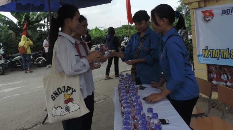 Ngay sau lễ ra quân, tình nguyện viên quận Hoàng Mai đã hỗ trợ thí sinh đến làm thủ tục thi sáng 16/7