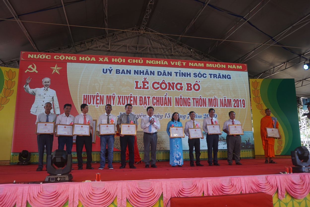 Trao bằng khen, giấy khen cho tập thể, cá nhân có thành tích đóng góp cho chương trình xây dựng Nông thôn mới