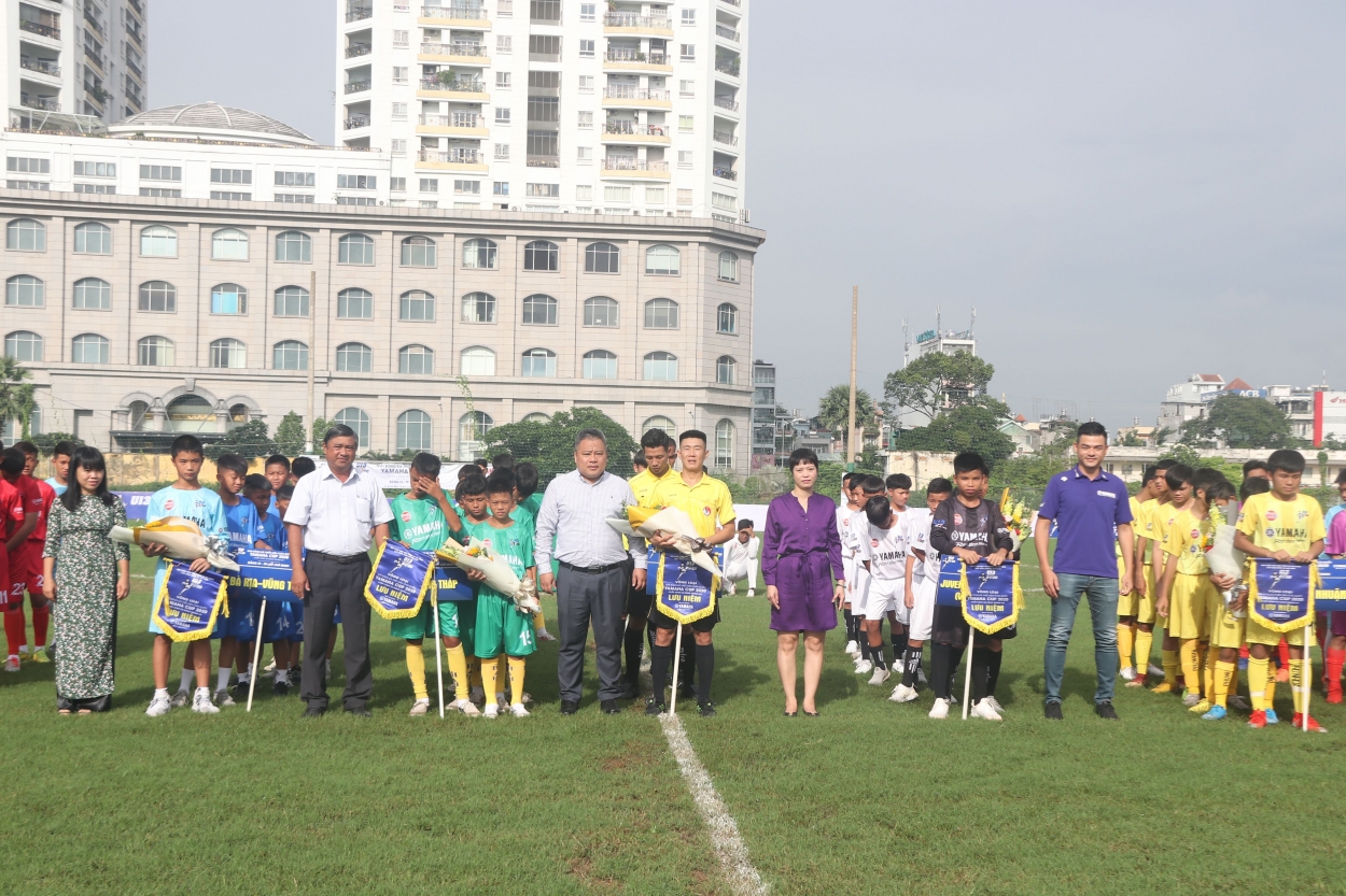 Đại diện Ban Tổ chức Giải Bóng đá Thiếu niên toàn quốc Yamaha Cup trao hoa và cờ lưu niệm đến các đội U13