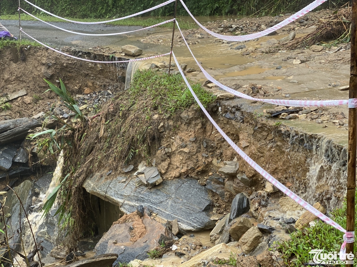 Tuyến đường bị sạt lở do mưa lũ gây ảnh hưởng nghiêm trọng đến giao thông đi lại và phát triển kinh tế xã hội của tỉnh Lào Cai