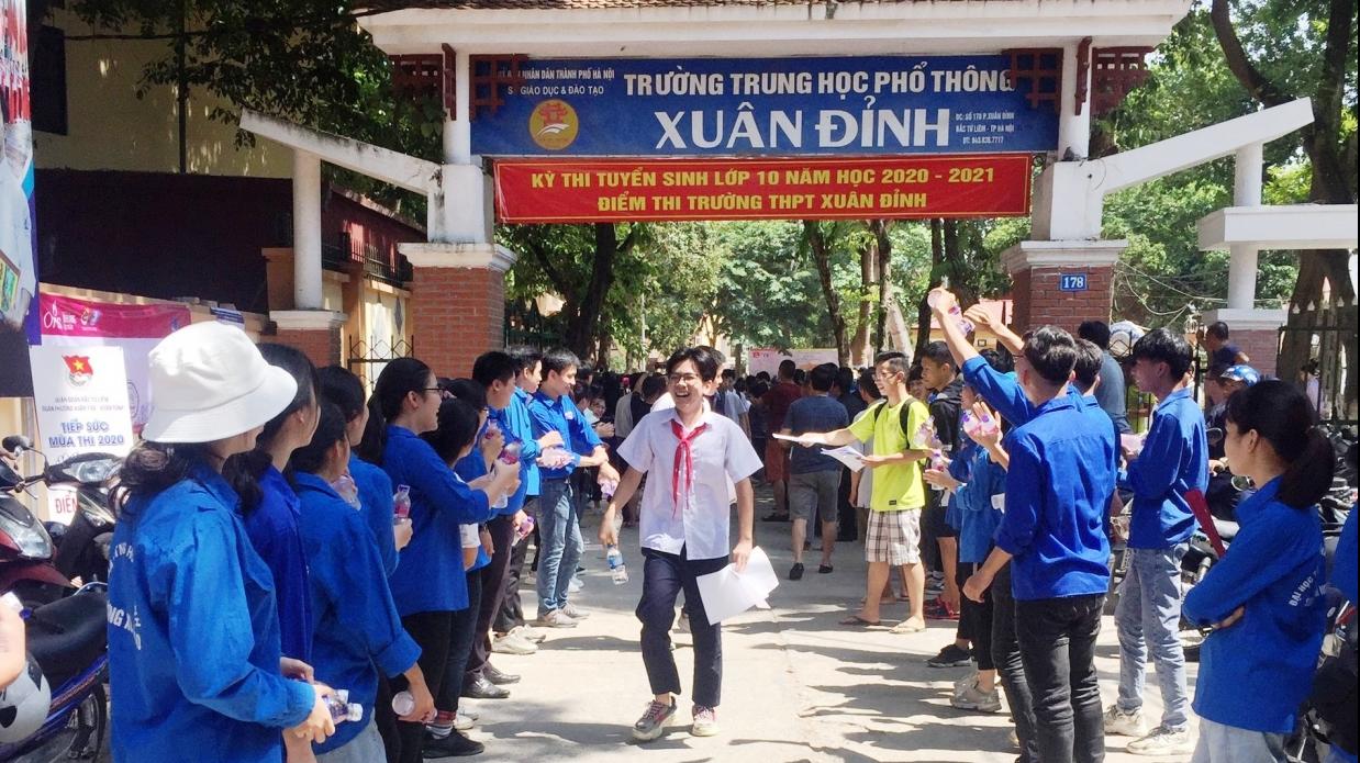 Ngập sắc xanh tình nguyện tiếp sức học trò “vượt vũ môn”