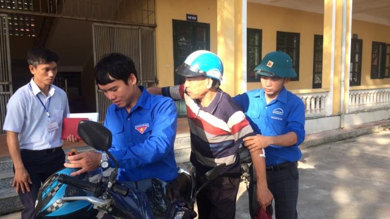 Đội xe ôm tình nguyện huyện Phú Xuyên hỗ trợ một cán bộ coi thi không may gặp nạn trên đường