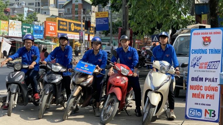Đội xe ôm tình nguyện của Quận đoàn Hà Đông luôn sẵn sàng lên đường hỗ trợ thí sinh