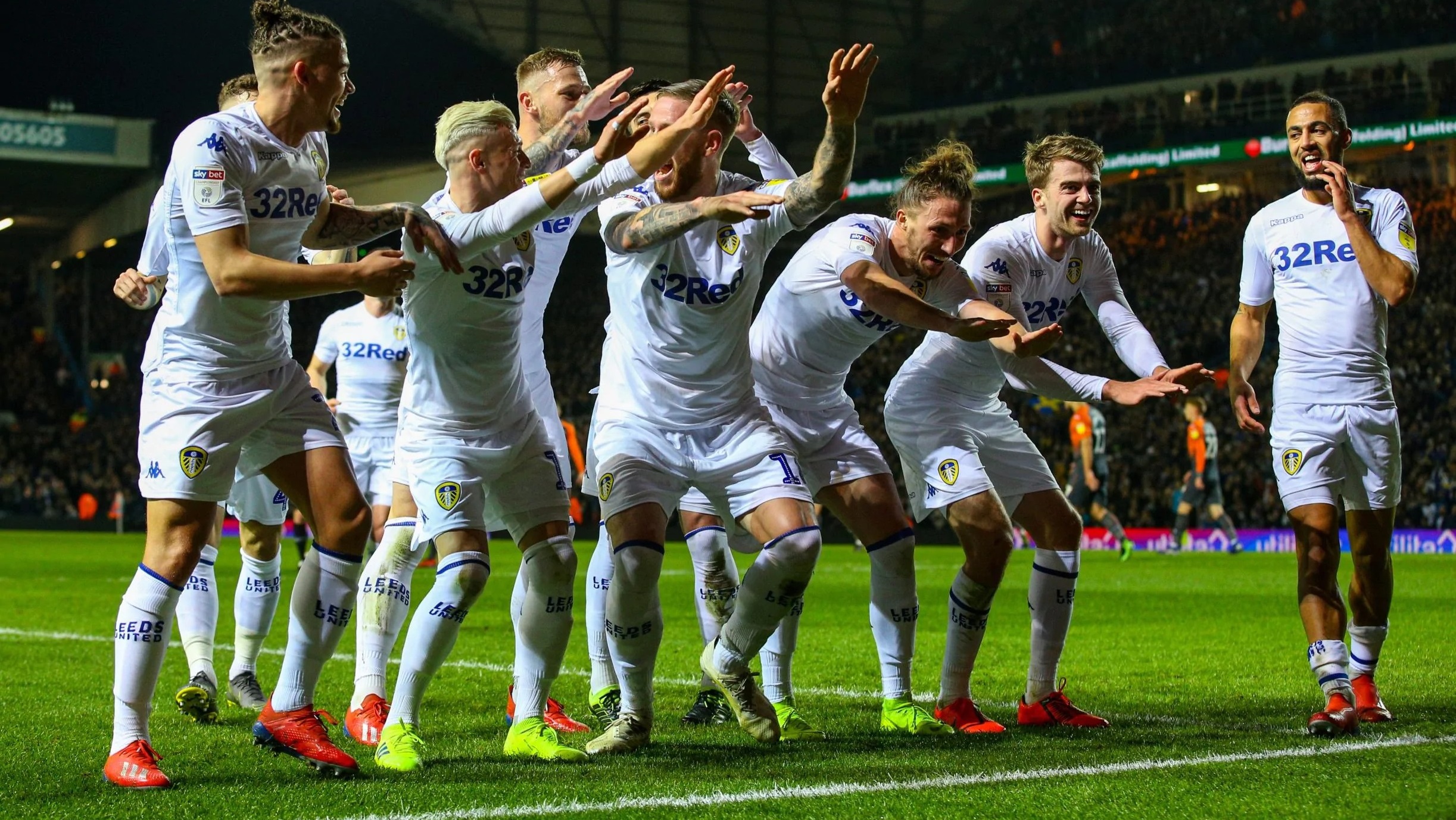 Leeds United trở lại Premier League sau 16 năm vắng bóng