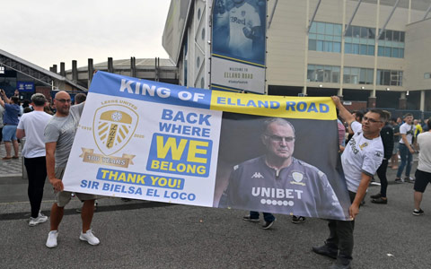 Người hâm mộ Leeds United căng băng rôn để cảm ơn HLV Bielsa.