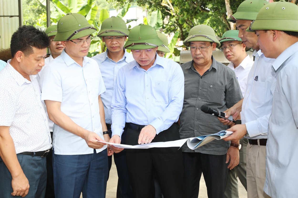 Bí thư Tỉnh ủy Quảng Ninh Nguyễn Xuân Ký kiểm tra tiến độ thi công dự án cải tạo, nâng cấp đường Dốc Đỏ - Yên Tử