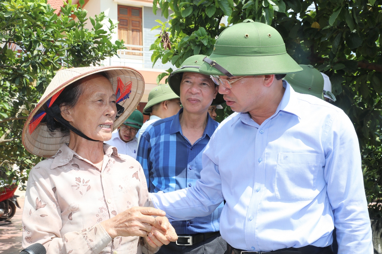 Bí thư Tỉnh ủy Quảng Ninh trò chuyện với người dân nằm trong diện giải phóng mặt bằng liên quan đến dự án cải tạo, nâng cấp đường Dốc Đỏ - Yên Tử