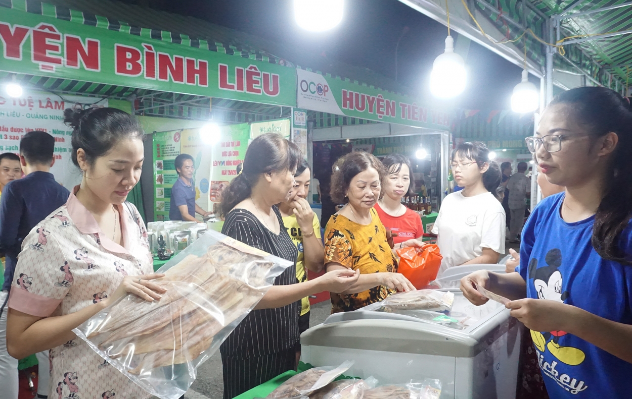 Đông đảo người dân tới mua sắm tại Tuần giới thiệu, tiêu thụ sản phẩm OCOP Quảng Ninh 2020