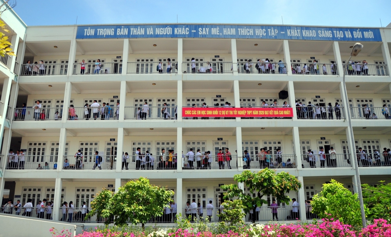 Thời tiết nắng nóng đã ảnh hưởng ít nhiều đến sức khỏe của các thí sinh thi tuyển vào trường THPT Chuyên Hạ Long.