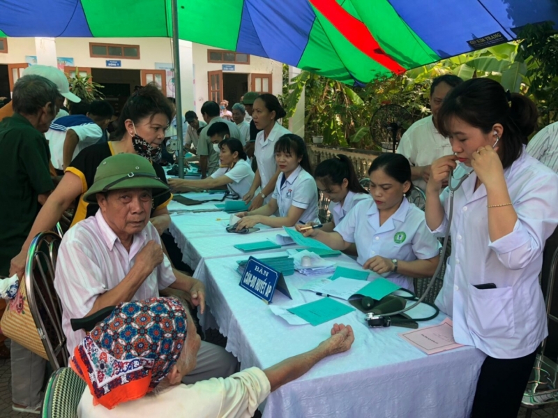 Y, bác sĩ trẻ khám bệnh cho người dân