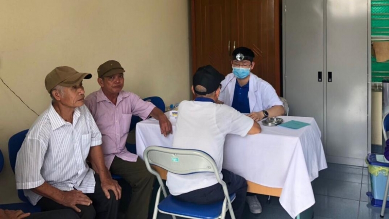 Ngoài khám bệnh, các y bác sĩ cũng tư vấn sức khỏe, hướng dẫn cách phòng tránh bệnh tật