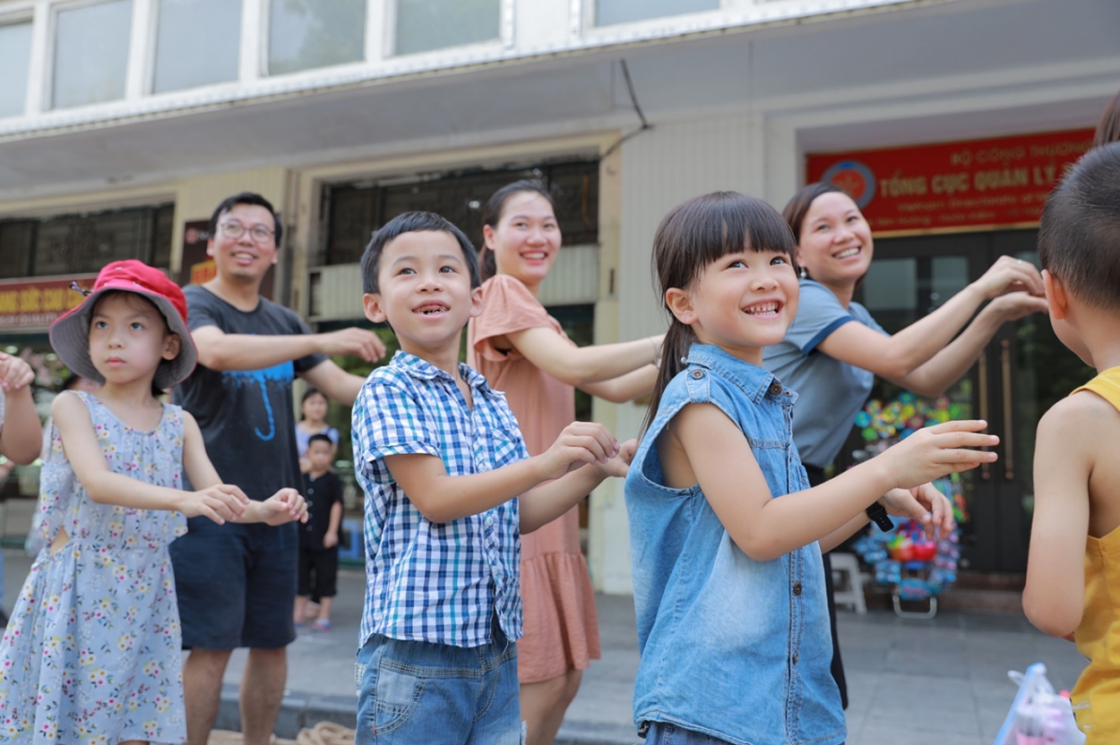 Chuyến đi thăm Hà Nội nhiều cảm xúc của bé Ly (áo xanh, bên trái)