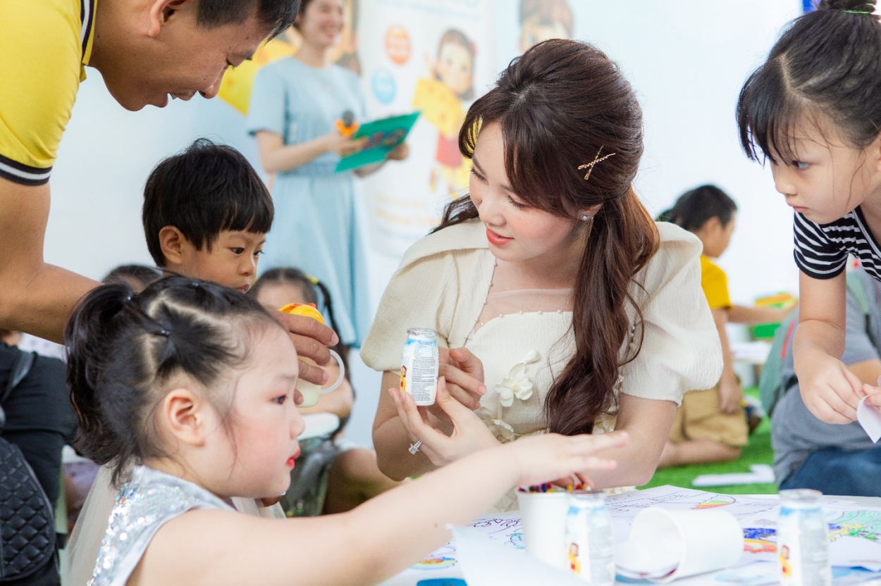 Thụy Vân thân thiện chăm sóc từng bé dỗ dành uống sữa chua Phomat Topkid