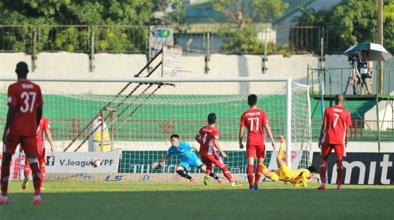 Hồ Tuấn Tài đánh đầu chuẩn xác mở tỷ số cho Sông Lam Nghệ An.