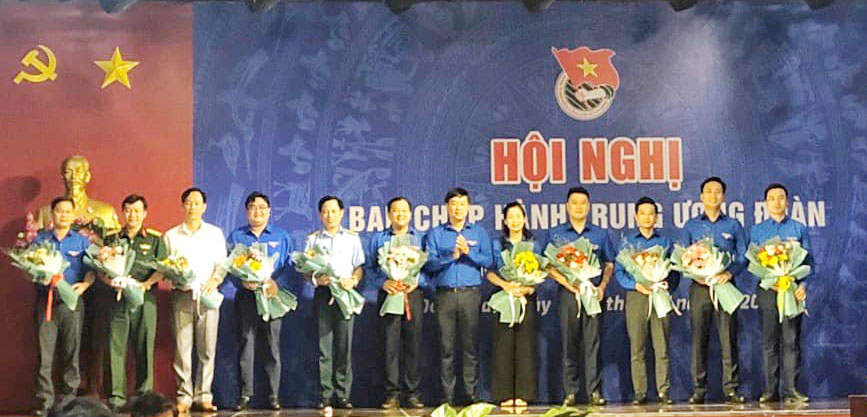 Anh Lê Quốc Phong, Bí thư thứ nhất T.Ư Đoàn tặng hoa chúc mừng các anh chị được bầu vào BTV, BCH Trung ương Đoàn.