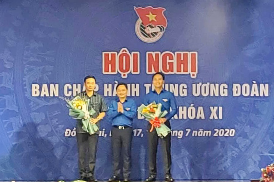 Đồng chí Nguyễn Đức Tiến (bên phải), Phó Bí thư Thành đoàn, Chủ tịch Hội LHTN Việt Nam thành phố Hà Nội được hội nghị bầu vào Uỷ viên Ban Chấp hành Trung ương Đoàn, Uỷ viên Uỷ ban Kiểm tra Trung ương Đoàn.