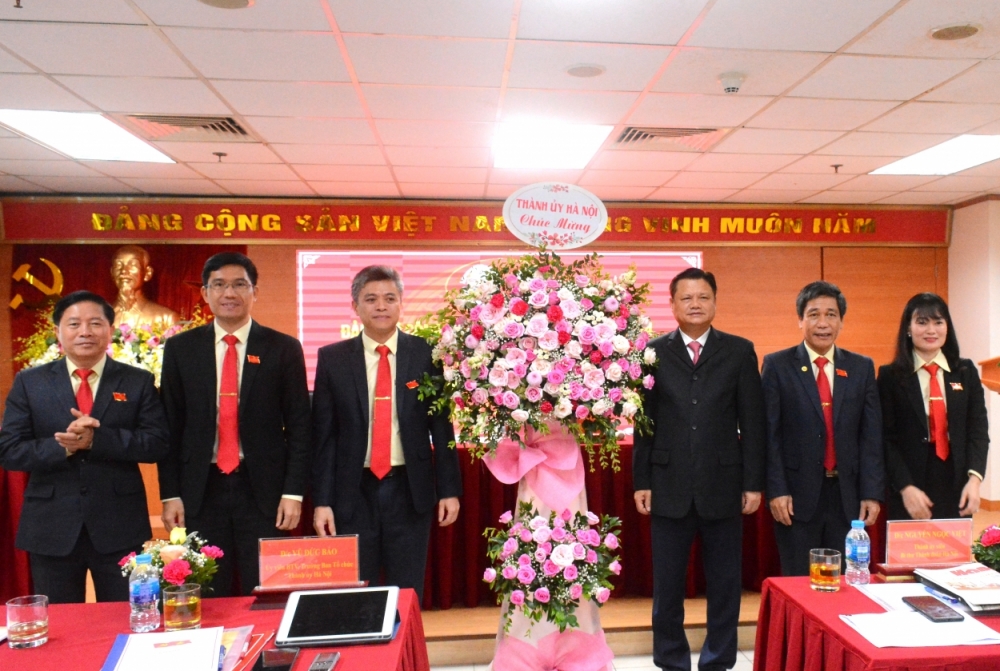 Đồng chí Vũ Đức Bảo, UV BTV, Trưởng ban Tổ chức Thành ủy Hà Nội tặng hoa chúc mừng Đại hội