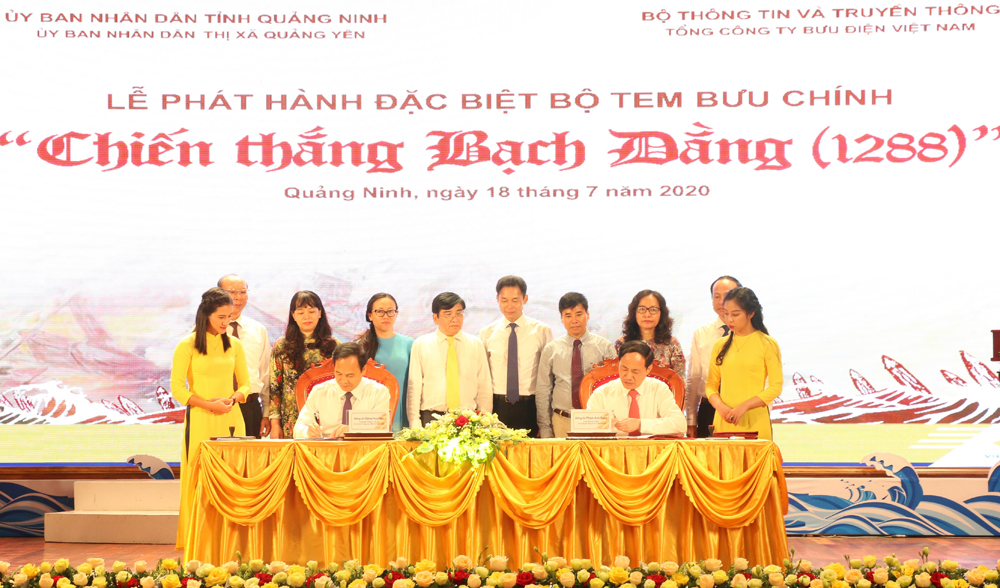 Lãnh đạo Bộ Thông tin và Truyền thông (bên phải) cùng lãnh đạo tỉnh Quảng Ninh (bên trái) ký đóng dấu phát hành bộ tem