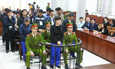 Bị cáo Phạm Thị Bích Lương, nguyên Giám đốc Agribank chi nhánh Nam Hà Nội hầu tòa vì vi phạm quy định cho vay (Ảnh: CAND)