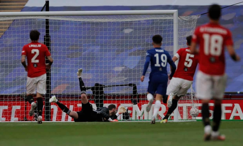 De Gea mắc sai lầm trong bàn thắng thứ hai của Chelsea.