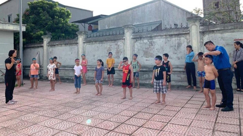 Ngay sau lễ khai mạc, các em học sinh được hướng dẫn tham gia lớp học bơi