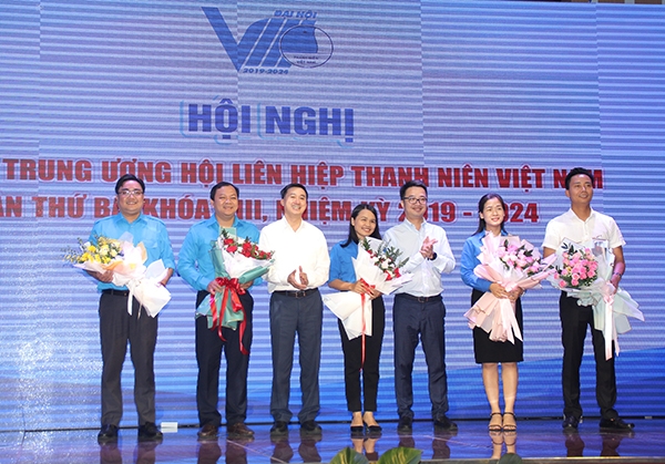 Anh Nguyễn Tường Lâm, Phó Chủ tịch Thường trực Trung ương Hội LHTN Việt Nam và anh Trần Văn Thuấn, Phó Chủ tịch Trung ương Hội LHTN Việt Nam tặng hoa chúc mừng các anh, chị vừa được bầu vào BCH Trung ương Đoàn, Bí thư Tỉnh đoàn