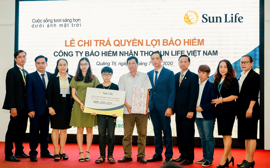 Đại diện Sun Life Việt Nam chụp hình cùng gia đình thụ hưởng