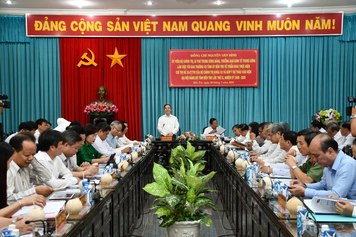 Ông Nguyễn Văn Bình, Trưởng Ban Kinh tế Trung ương tại buổi làm việc với Ban Thường vụ Tỉnh ủy Bến Tre