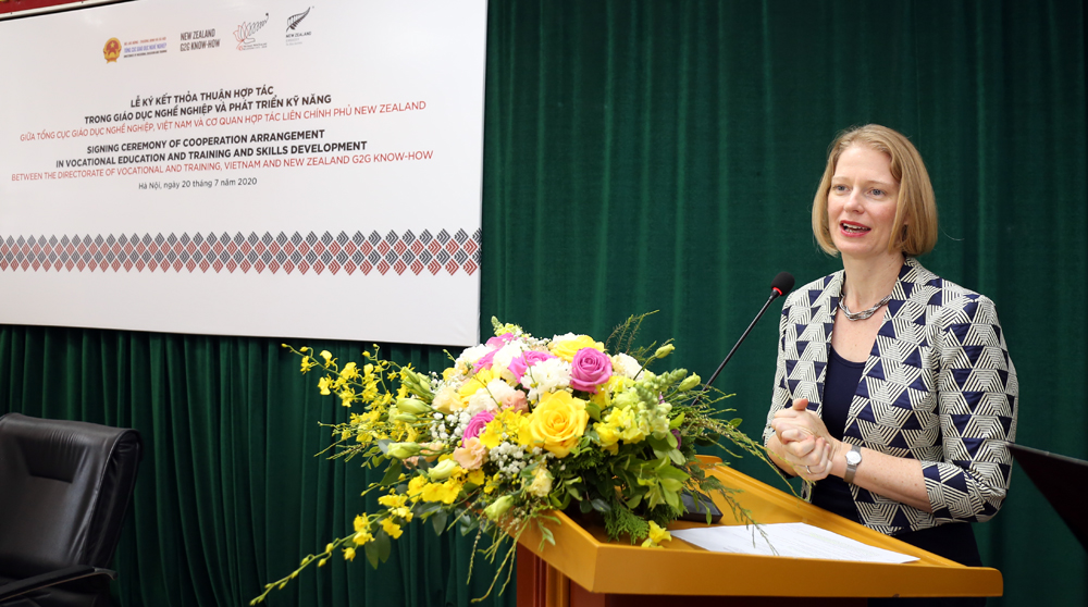 Đại sứ New Zealand tại Việt Nam bà Wendy Matthews phát biểu tại Lễ ký kết