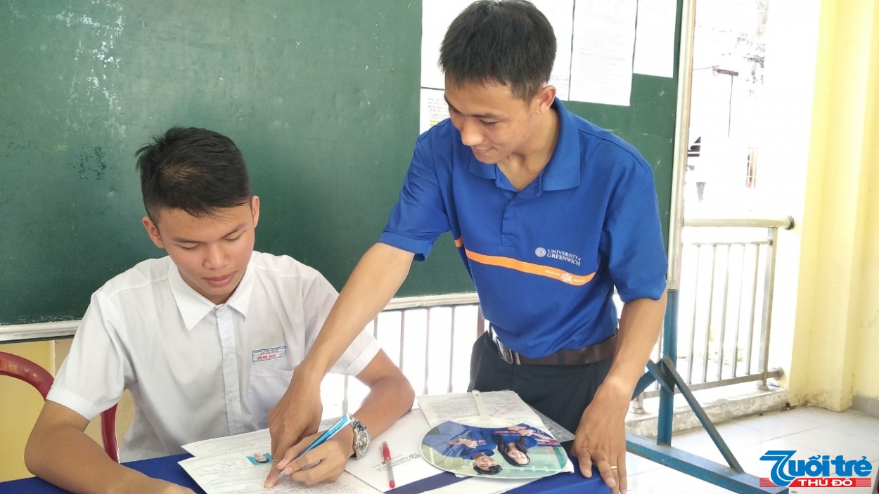 Các em học sinh trường THPT Trần Phú (Đà Nẵng) làm thủ tục tham dự kỳ thi tốt nghiệp THPT 2020