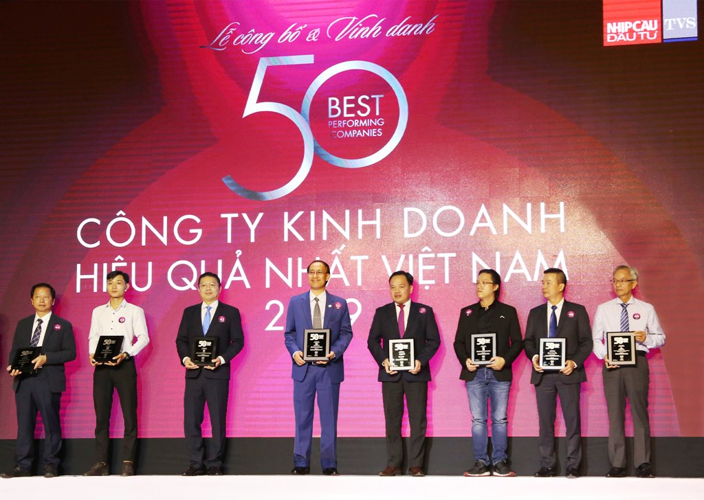 Ông Nguyễn Hoàng Ngân – CEO Nhựa Bình Minh (đứng thứ tư từ trái sang) nhận Giải thưởng Top 50 Công ty kinh doanh hiệu quả nhất Việt Nam năm 2019