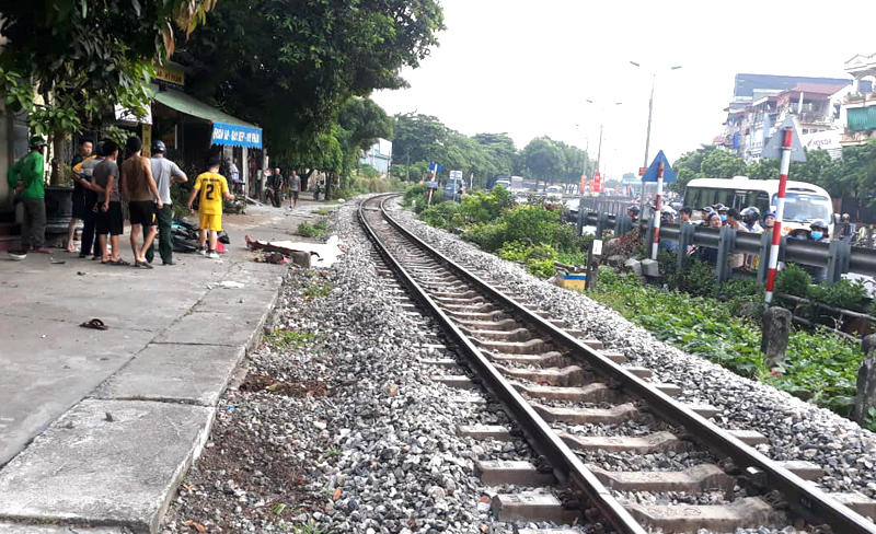 Hiện trường vụ tai nạn đường sắt (đoạn qua xã Vĩnh Quỳnh, huyện Thanh Trì, Hà Nội) khiến người đàn ông điều khiển xe máy tử vong