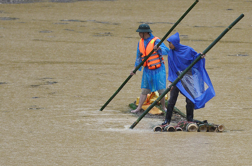 Đội mưa tìm người mất tích sau lũ quét trên hồ thủy điện